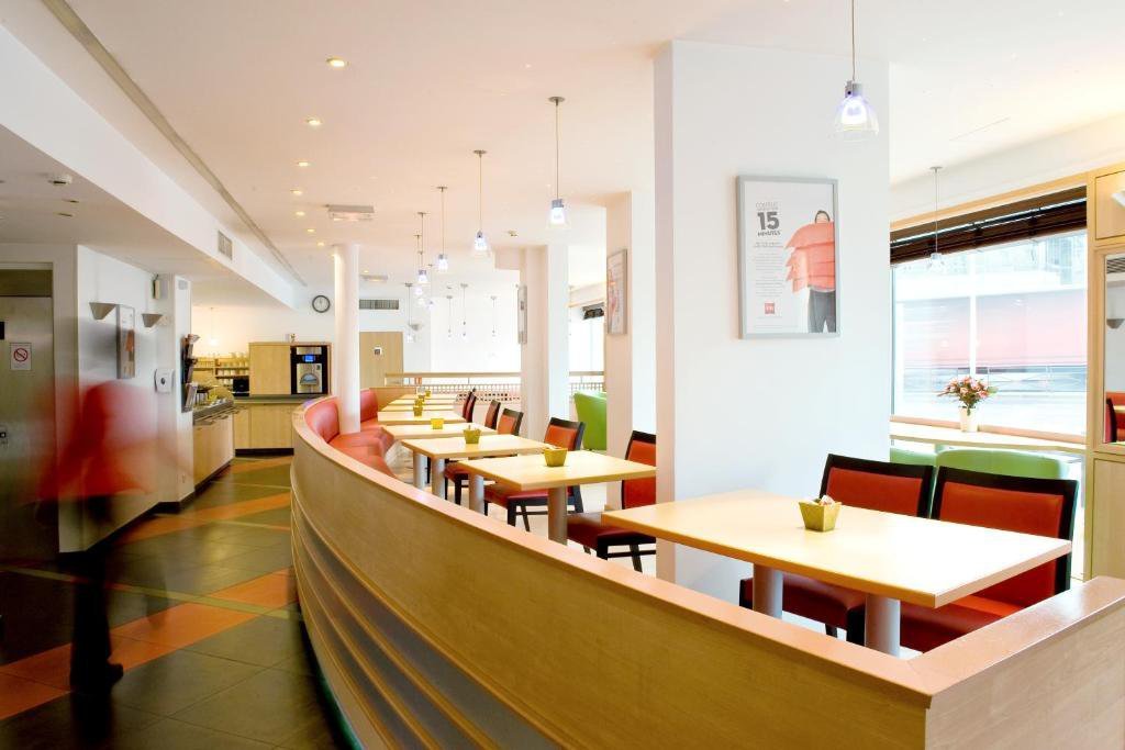 Включи ибис. Ibis Paris. Ибис сотрудники. Ибис рядом с человеком. Отель Ибис фото входа.
